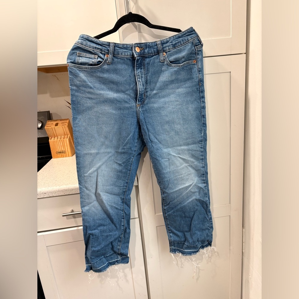 Universal Thread Light Blue Cropped Frayed-Hem Jeans